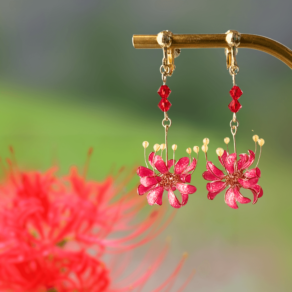 【イヤリング】キラキラ輝く 彼岸花とふたつの輝き ／ 曼珠沙華 ／ ニッケルフリー